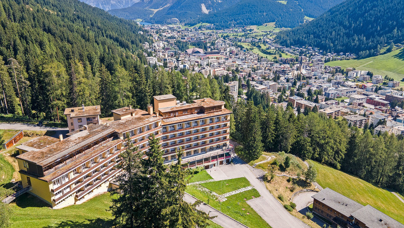 Die ehemalige Thurgauisch-Schaffhausische Heilstätte thront hoch über Davos und besitzt – einer Landmarke gleich – hohen landschaftsprägenden Wert (© Südostschweiz / Livia Mauerhofer))