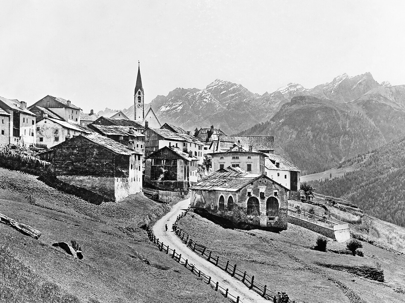 Westlicher Dorfeingang von Guarda, aufgenommen vom Landschaftsfotografen Christian Ferdinand Meisser (1863–1929) im Jahr 1909 (© Dicziunari Rumantsch Grischun, Chur, Sammlung Meisser, Nr. 17016)