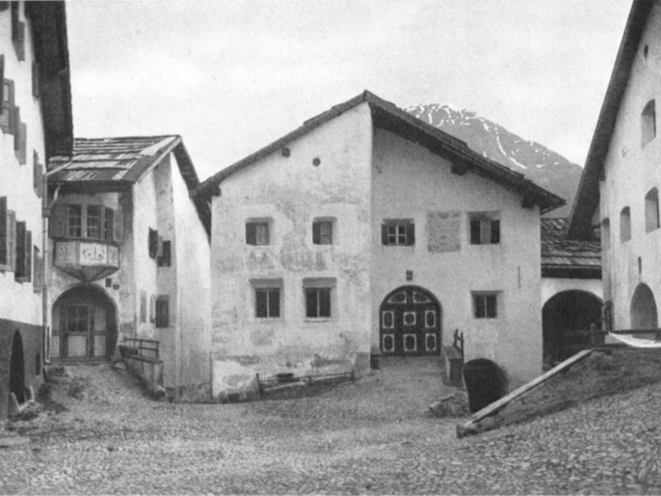 Vorher-nachher-Bilder aus einem Beitrag von Iachen Ulrich Könz zur Dorferneuerung von Guarda, der 1941 zwecks Geldgebersuche in der Verbandszeitschrift des Heimatschutzes