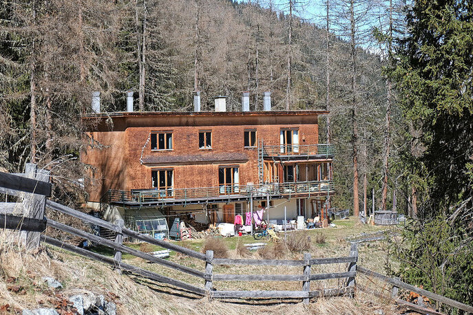 Aktuelle Aufnahme. Das kommunal geschützte Bauwerk präsentiert sich heute noch weitgehend in bauzeitlichem Zustand (© Davoser Zeitung / Andri Dürst) 