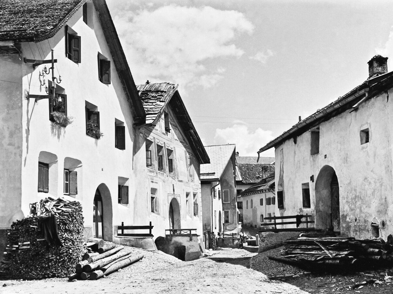 Dorfpartie in Guarda, vor 1932 (© StAGR, FN II 358; Foto: Heinrich Brunner)